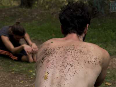 I due maschi nel frattempo si sono tolti la maglietta e hanno dunque la schiena poggiata sulla nuda terra
